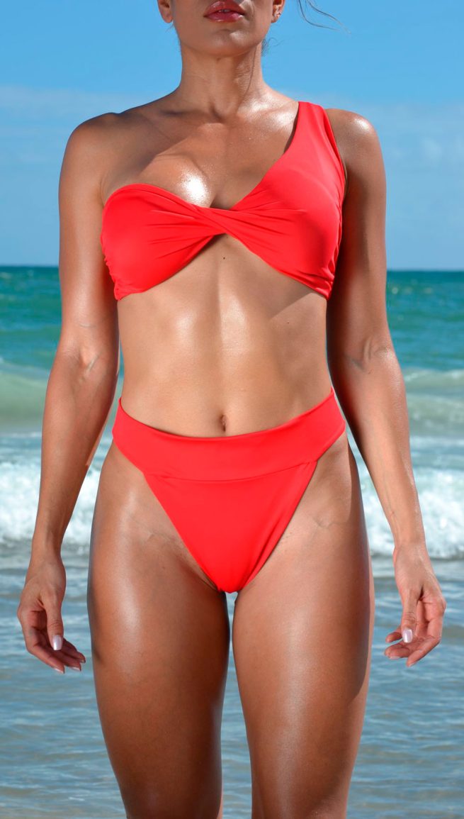 The lady in red Bikini - Image 3